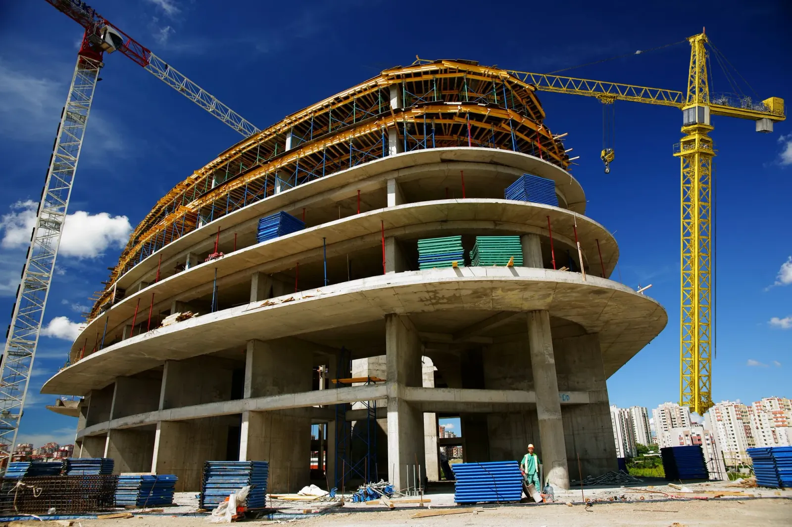 Structure en béton d'un bâtiment en construction, avec une grue