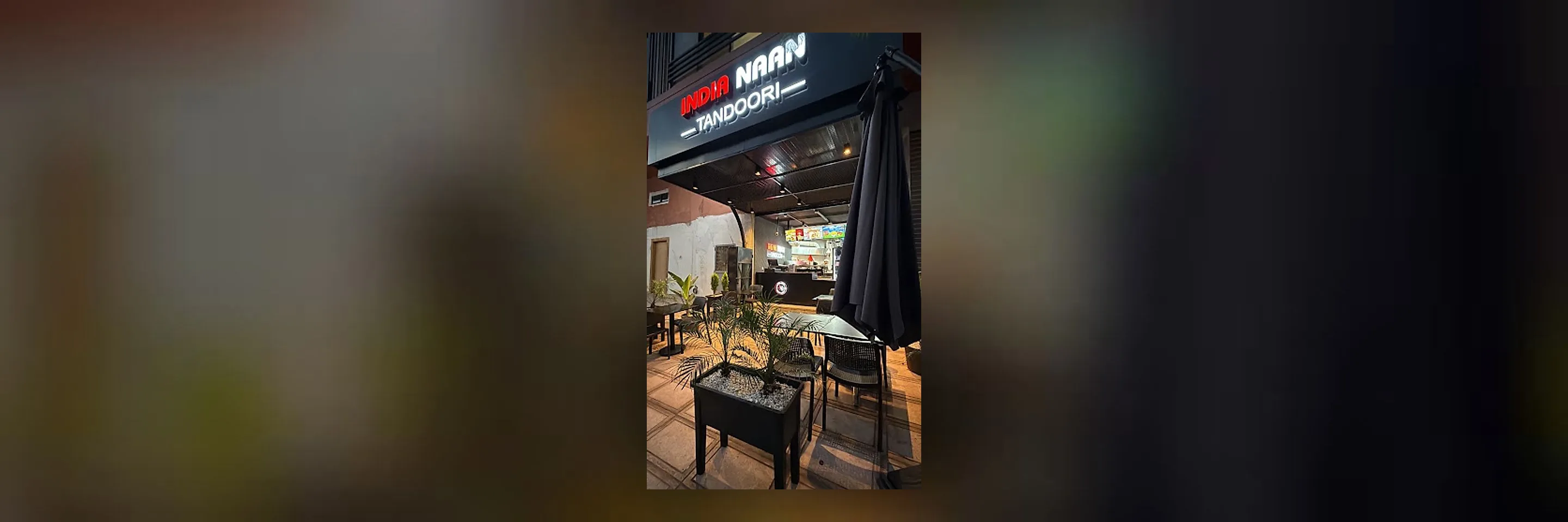 Façade et terrasse du restaurant India Naan Tandoori à Guéliz, Marrakech, avec son enseigne lumineuse de nuit