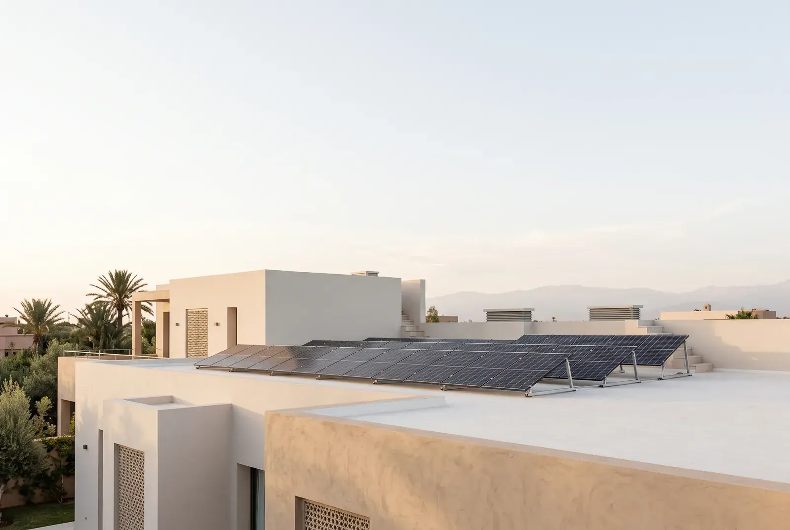 Installation de panneaux solaires photovoltaïques sur le toit d'une villa au Maroc