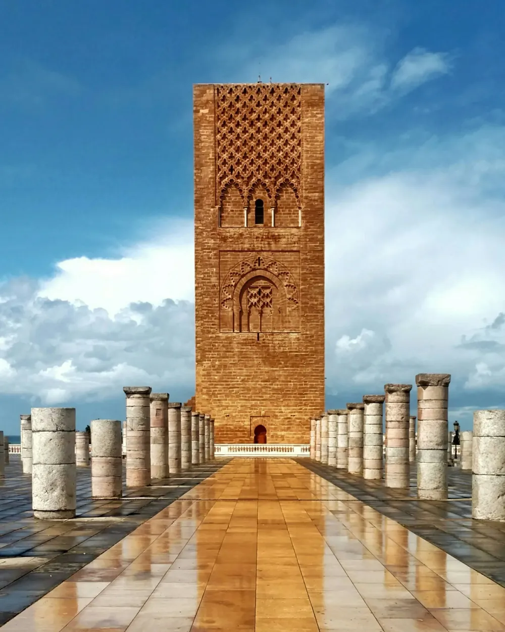 Tour Hassan à Rabat, au bout de l'allée de colonnes de son esplanade